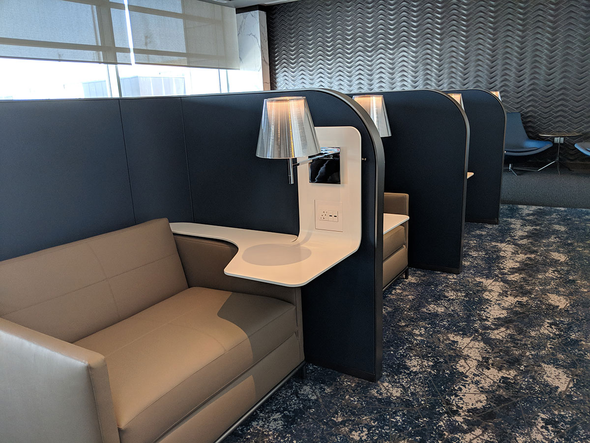 United Airlines Business Class New York to Hong Kong - Lounge